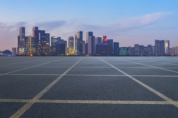 道路地面和杭州现代建筑群