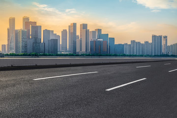 道路地面和钱江新城摩天大楼