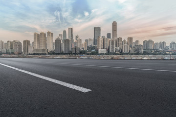 道路路面和重庆现代建筑群