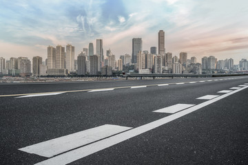 道路路面和重庆现代建筑群