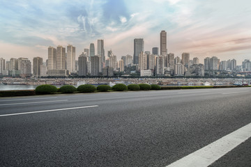 道路路面和重庆现代建筑群