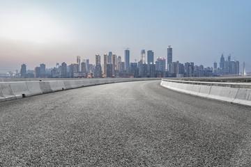 道路路面和重庆现代建筑群