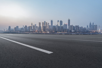 道路路面和重庆城市建筑天际线