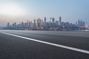 道路路面和重庆城市建筑天际线