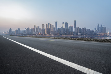 道路路面和重庆城市建筑天际线