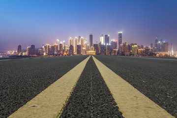 道路路面和重庆城市建筑天际线