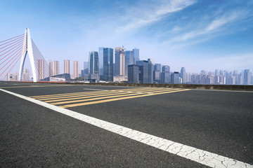 道路路面和重庆城市天际线