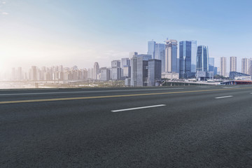 道路路面和重庆城市建筑天际线