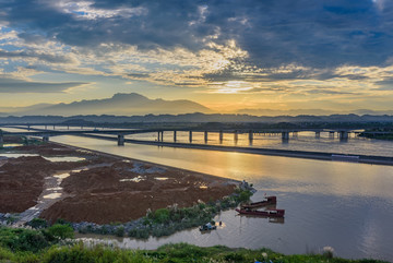 晚霞峨眉山大渡河高速公路大桥