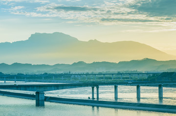 晚霞峨眉山大渡河高速公路大桥