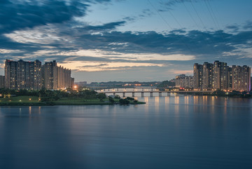 乐山青衣江大渡河交汇处城市风光