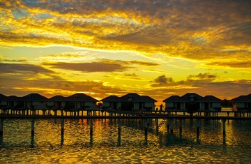 夕阳下的马尔大夫水屋