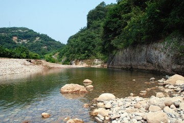 小河流水