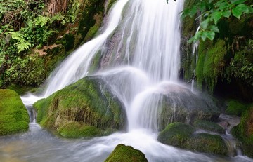 小河流水