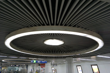 北京地铁站环形灯饰