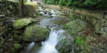 山间流水