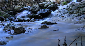 山间溪流