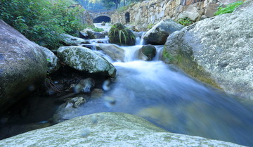 山间溪流