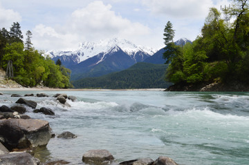 雪山河流