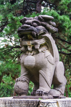 清福陵石像生狮子左侧全身雕塑