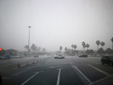 雨天停车场