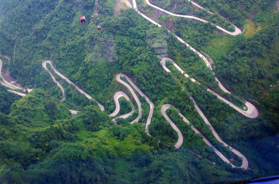 天门山盘山公路