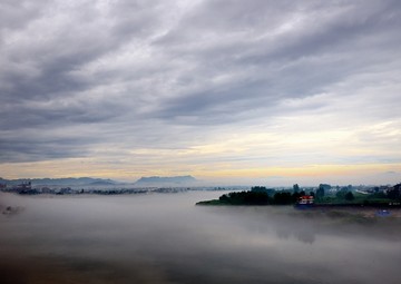 清江雾景