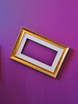 紫色墙面上的金色画框