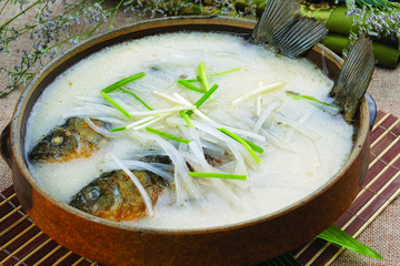 蘿卜絲煮鯽魚