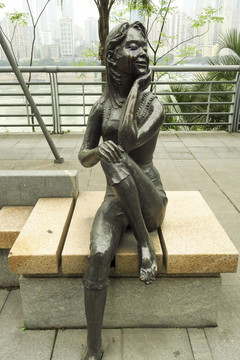 重庆街头人物雕塑之时尚女子