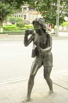 重庆街头人物雕塑之拍照女子