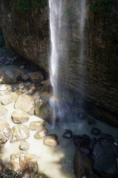 地缝飞流