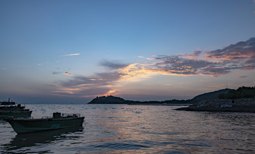 夕阳里的大海和远山