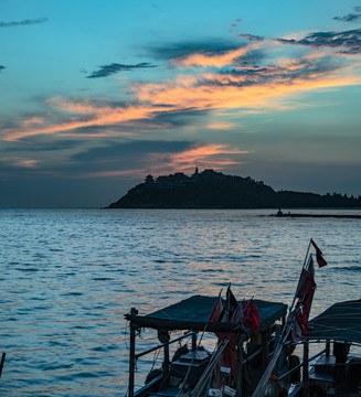 夕阳里的大海和远山