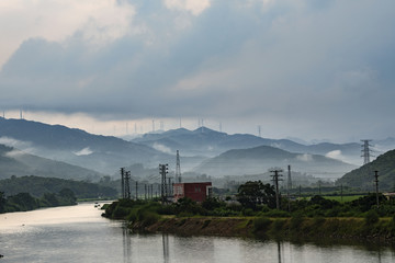 云雾缭绕的群山