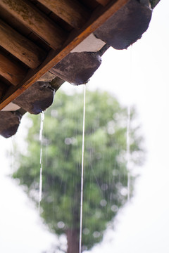 下雨的屋檐