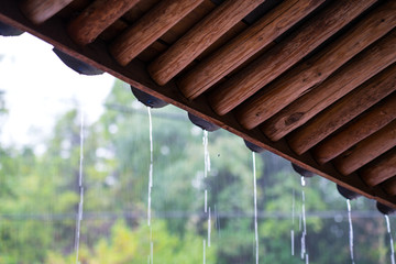 下雨的屋檐