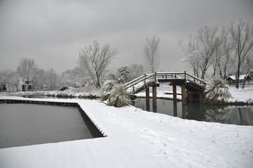 大雪覆盖着拱桥
