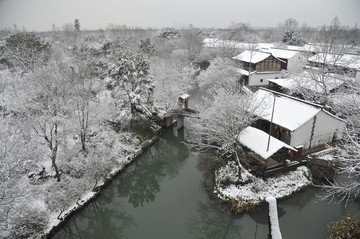 远眺积雪覆盖的庄园