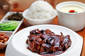鹵鴨腿飯