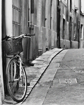 小巷自行车