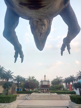 恐龙雕塑