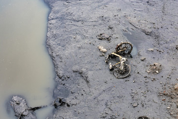 淤泥中的共享单车