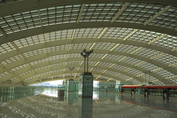 北京地铁机场线站台及轻轨列车