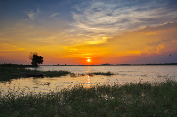 盛夏湖边日落夕阳