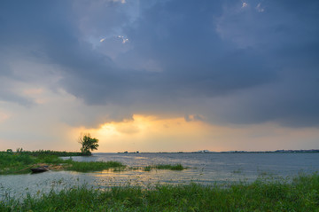 盛夏湖边日落夕阳