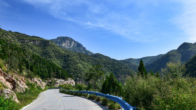 连绵的山脉和进山道路