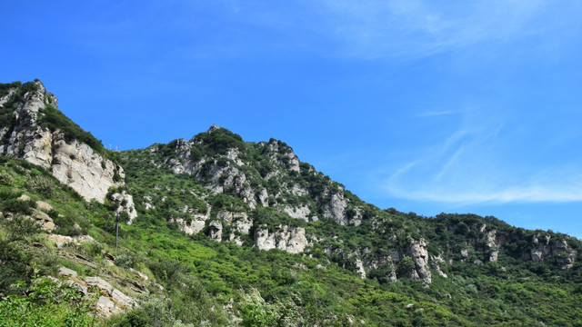 蓝天下的石头山岭