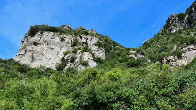 石头山崖远景图