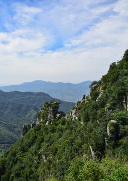 山崖上的风化岩石